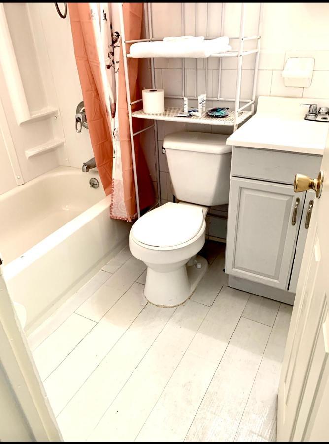 Séjour chez l'habitant Large 3-bedrooms/2-bath Apt, One Block To Train