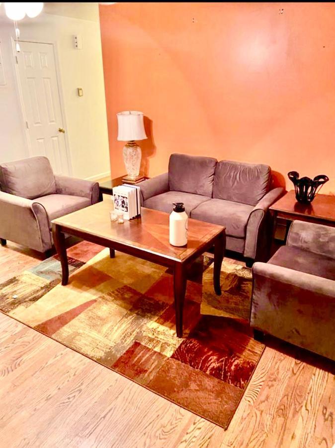 Séjour chez l'habitant Large 3-bedrooms/2-bath Apt, One Block To Train New York