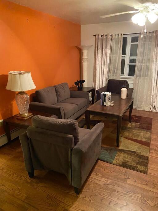 Séjour chez l'habitant Large 3-bedrooms/2-bath Apt, One Block To Train *