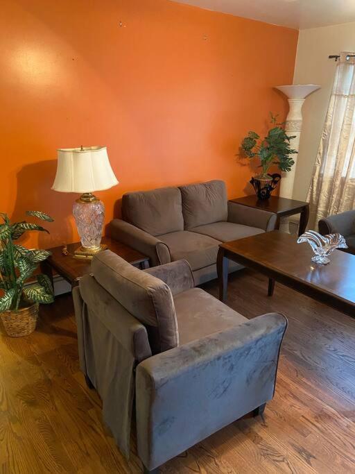 Large 3-bedrooms/2-bath Apt, One Block To Train Séjour chez l'habitant *