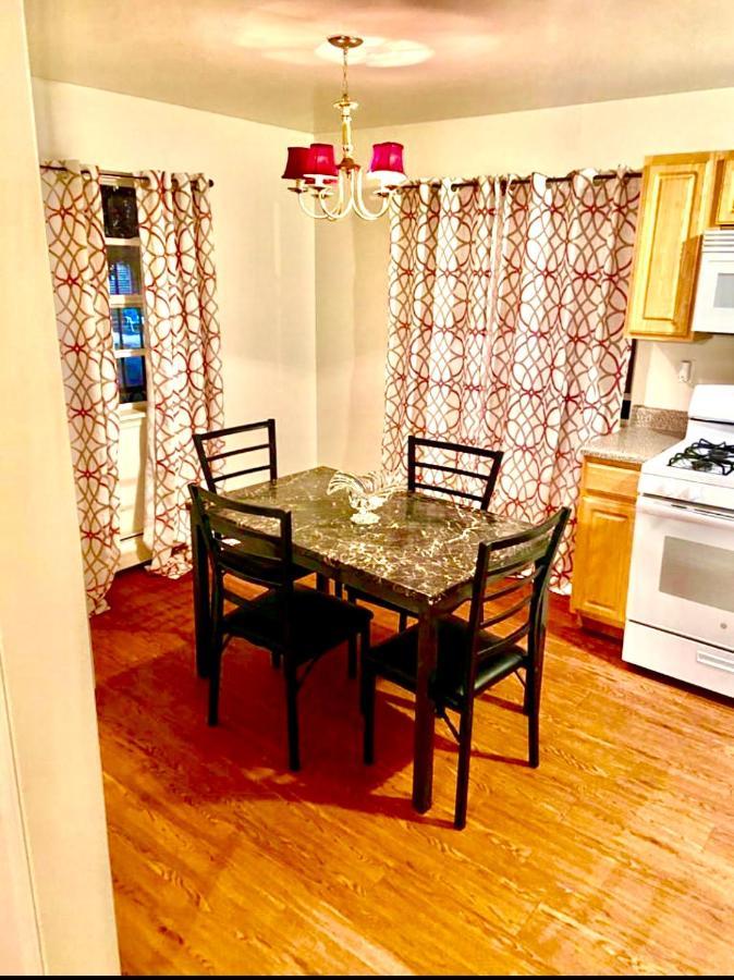 Large 3-bedrooms/2-bath Apt, One Block To Train Séjour chez l'habitant