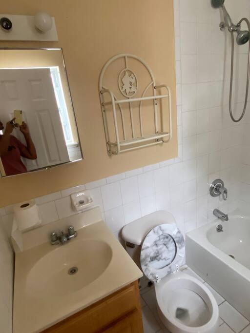 Large 3-bedrooms/2-bath Apt, One Block To Train Accommodatie bij particulieren *