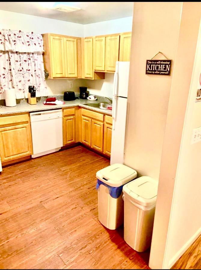 Large 3-bedrooms/2-bath Apt, One Block To Train Séjour chez l'habitant
