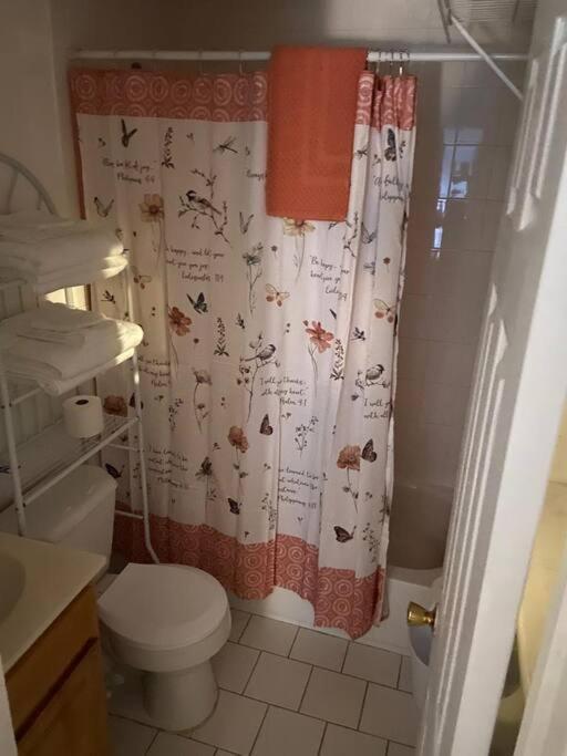 Accommodatie bij particulieren Large 3-bedrooms/2-bath Apt, One Block To Train *