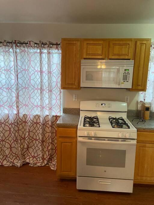 Séjour chez l'habitant Large 3-bedrooms/2-bath Apt, One Block To Train New York