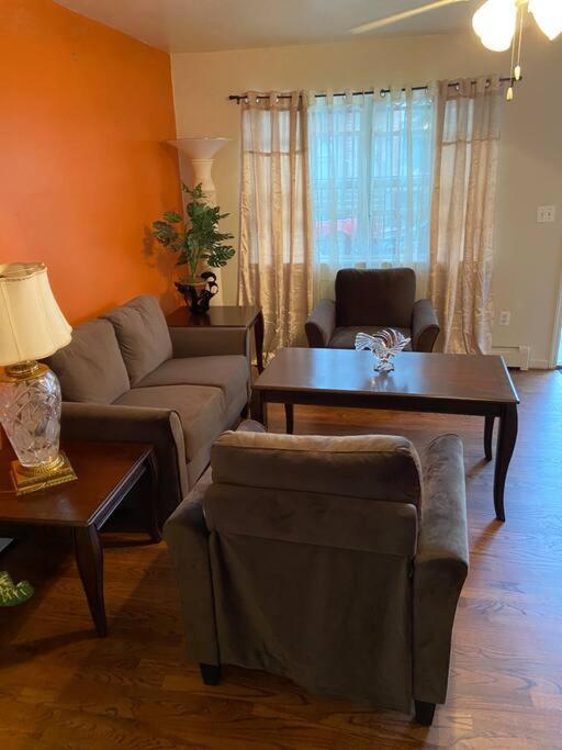 Large 3-bedrooms/2-bath Apt, One Block To Train Séjour chez l'habitant *