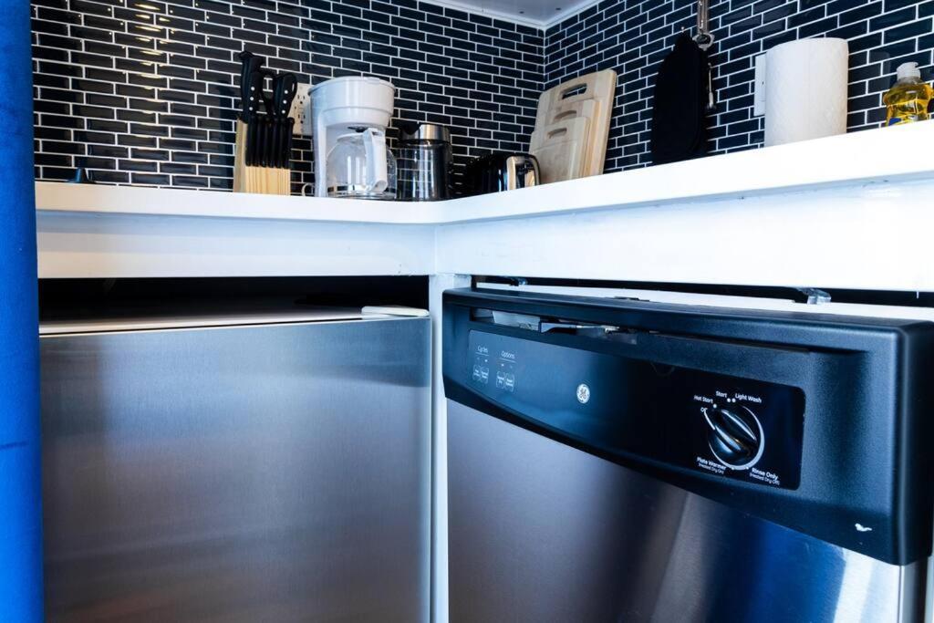 69-3c Stylish Lower East East 1br Brand New *