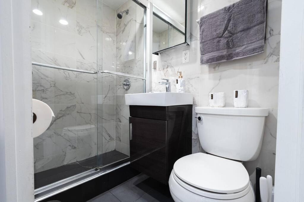 69-3c Stylish Lower East East 1br Brand New