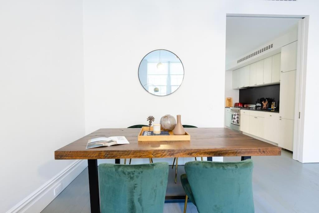 E10-2 Designer East Village Townhouse 1br W D *