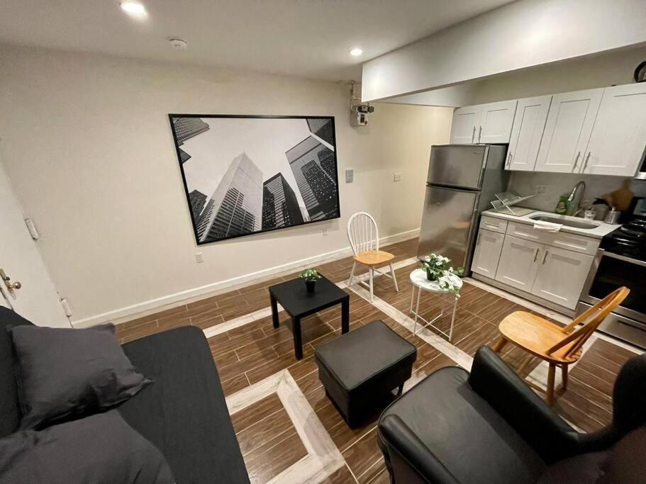 Amazing Ground Floor 2 Bedrooms In Nyc Subway Crossing The Street And One Station To Manhattan Nova York