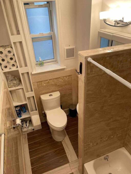 Apartamento Amazing Ground Floor 2 Bedrooms In Nyc Subway Crossing The Street And One Station To Manhattan Nova York