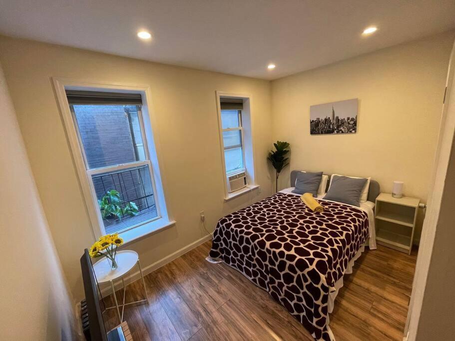 Amazing Ground Floor 2 Bedrooms In Nyc Subway Crossing The Street And One Station To Manhattan Appartement
