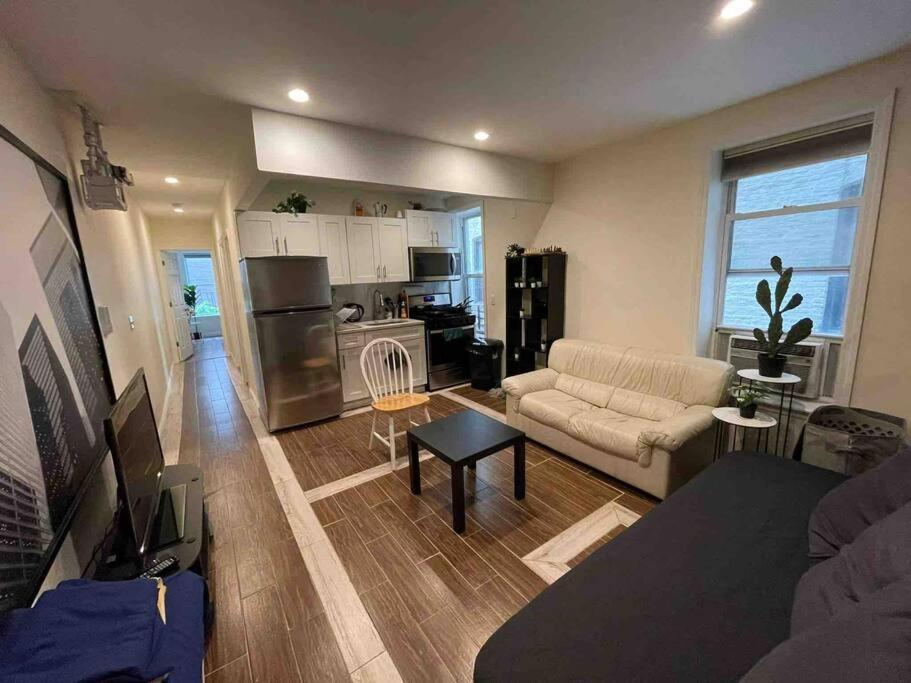 Amazing Ground Floor 2 Bedrooms In Nyc Subway Crossing The Street And One Station To Manhattan Apartamento Nova York