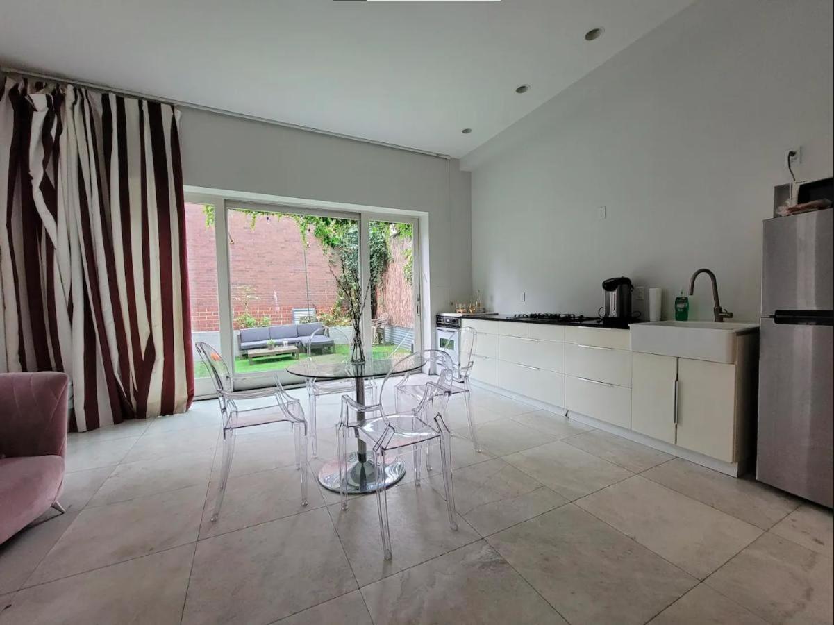 Maison d'hôtes Luxurious With Backyard And Jacuzzi *