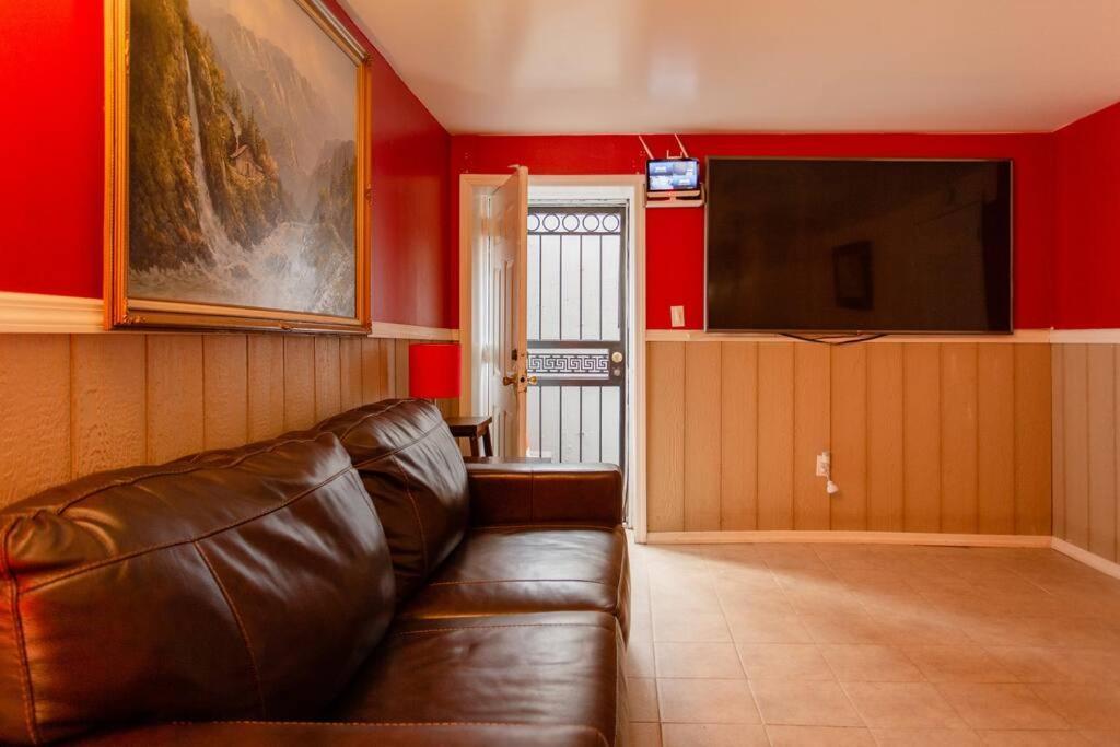 Large Apt, One Block To Train Appartement New York