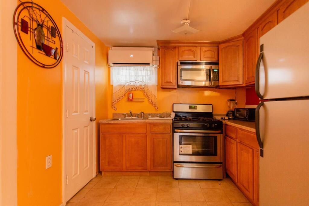 Large Apt, One Block To Train Appartement *