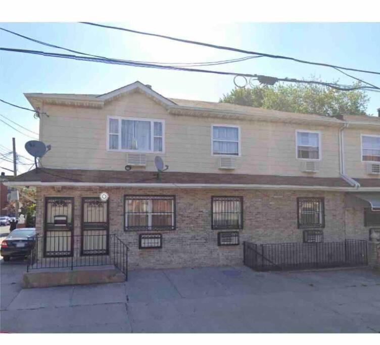 Large Apt, One Block To Train Appartement *