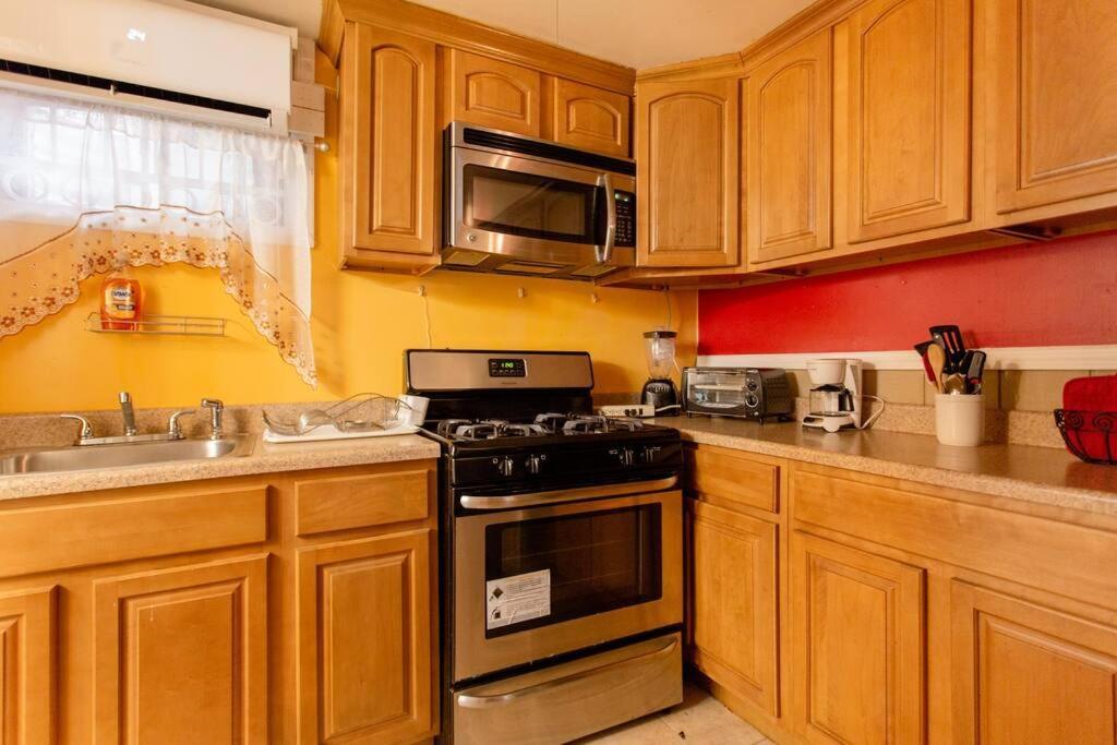 Large Apt, One Block To Train Appartement