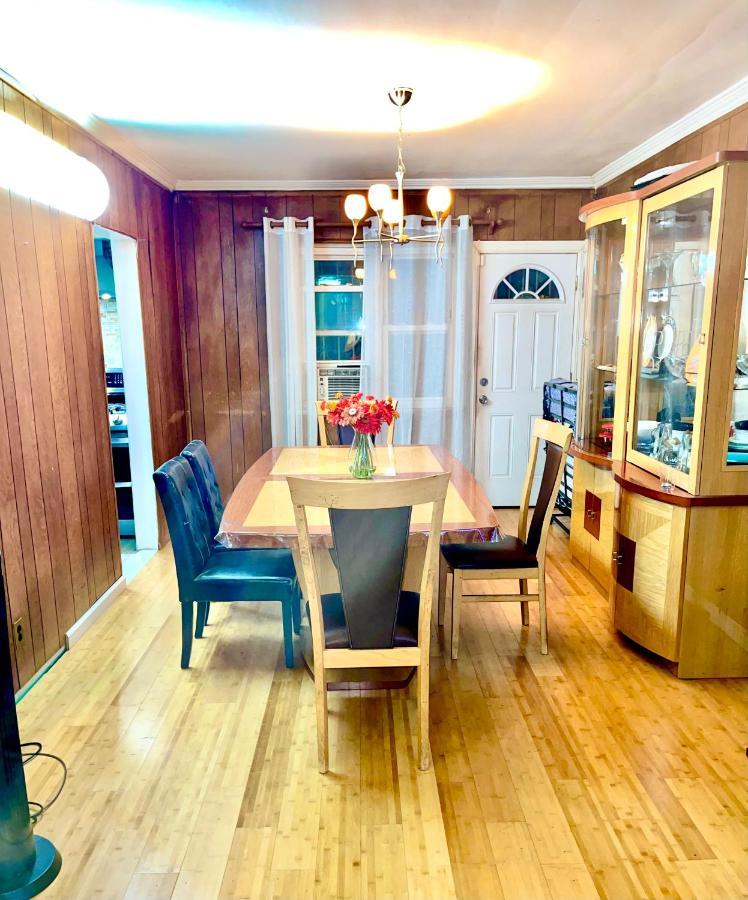 Casa de férias Lga Airport 3 Mins, 3 Bedroom Duplex House, Parking And Private Backyard, 9mins Subway! *