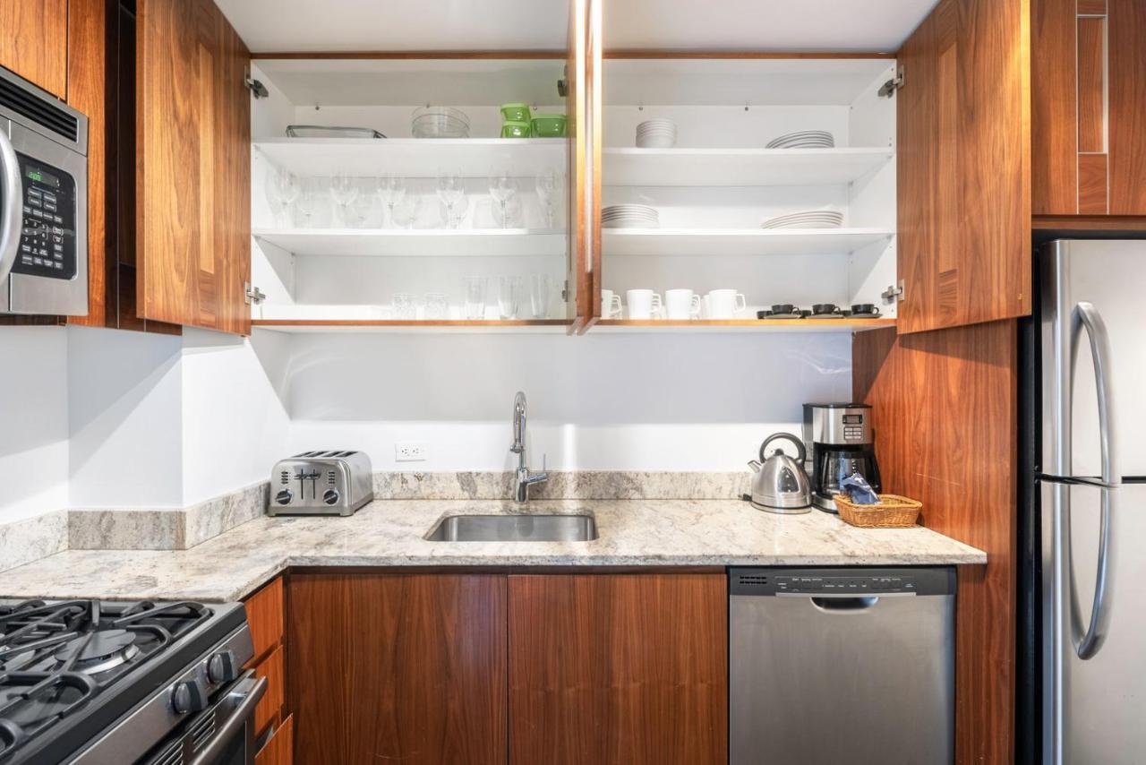 Ues 2br W Gym Doorman Balcony Stunning Roof Nyc-502