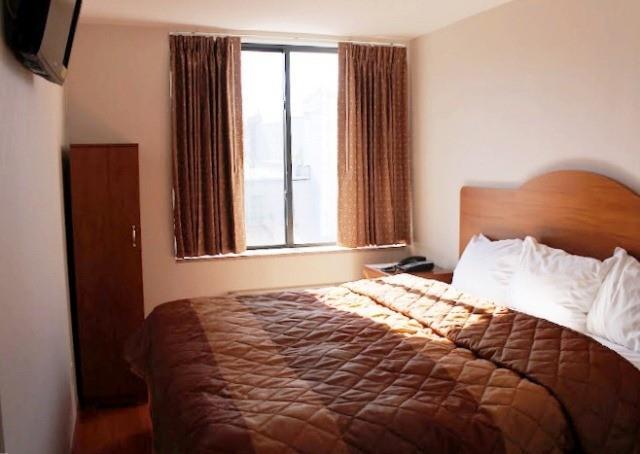 The Vue Express @ 39th Street Hotel