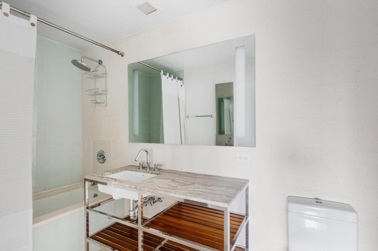 Midtown 1br W Doorman Gym Wd Nr Rock Center Nyc-1128 Appartement