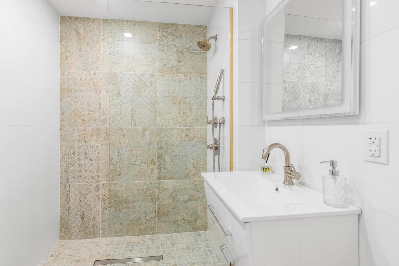 Luxe Studio In Upper East Side With Charming Juliet Balcony Hébergement de vacances *