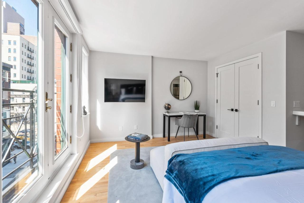 Hébergement de vacances Luxe Studio In Upper East Side With Charming Juliet Balcony