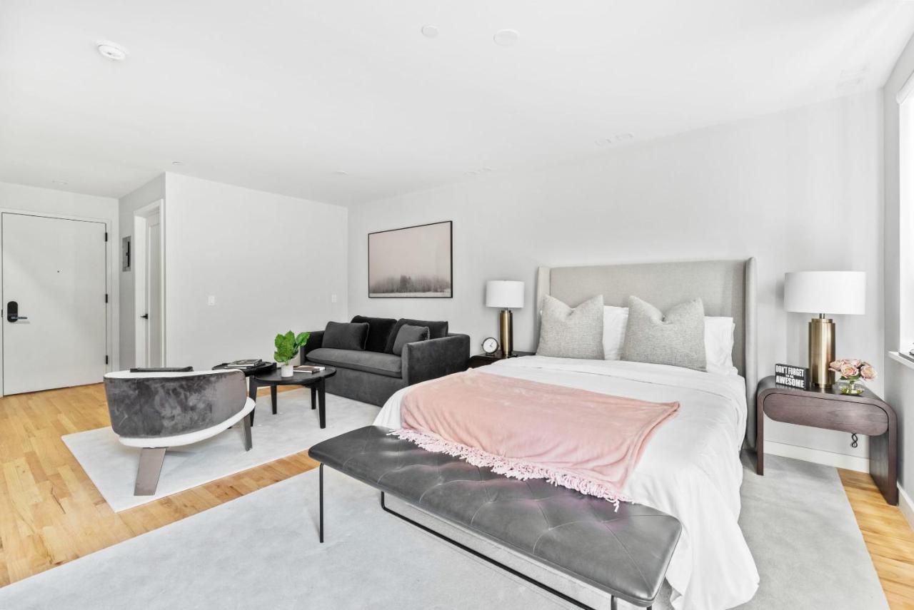 Luxe Studio Ste In Upper East Side With Charming Juliet Balcony Vakantiehuis New York