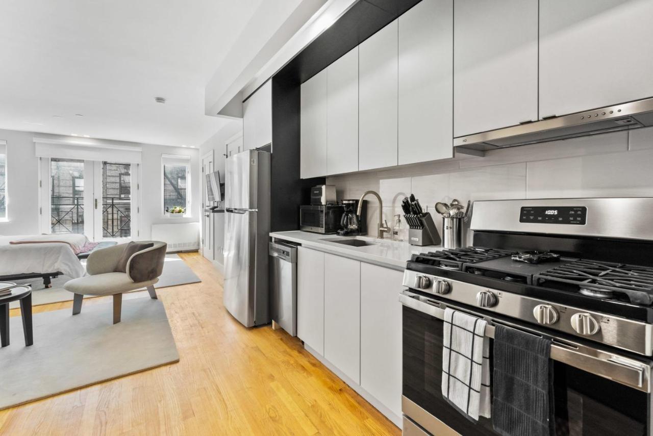 Vakantiehuis Luxe Studio Ste In Upper East Side With Charming Juliet Balcony