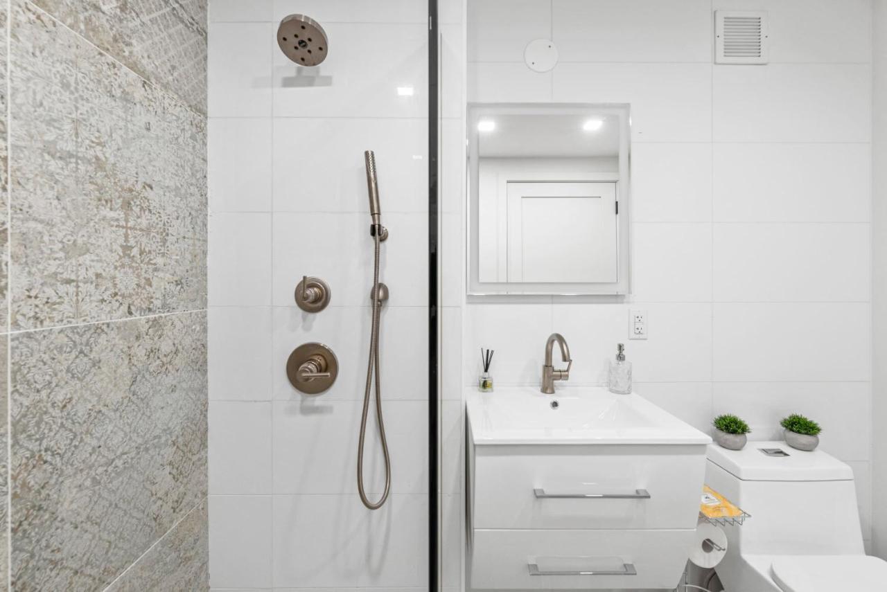 Modern Studio With Charming Juliet Balcony In Upper East Side *