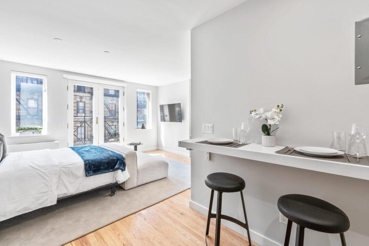 Modern Studio With Charming Juliet Balcony In Upper East Side Hébergement de vacances *
