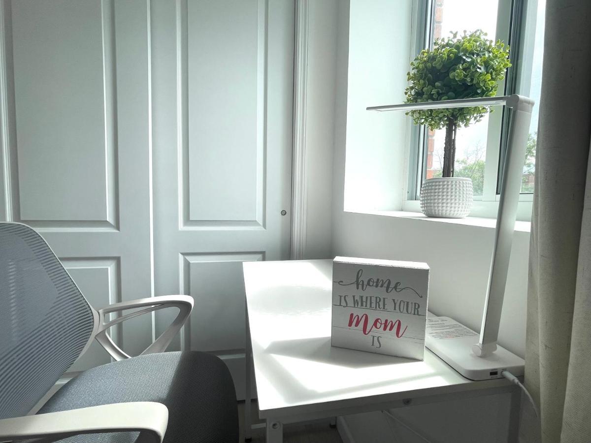 Apartment Brand New!!!with Balcony, Free Parking, 3 Minutes To Subway
