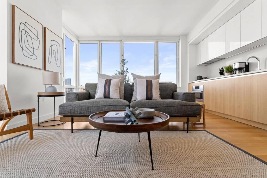 1 Bd Luxury With Stunning Views *