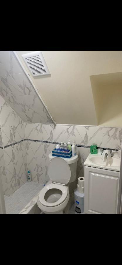 Newly Renovated One Bedroom Shared Cheerful In The Heart Of Queens Habitación en casa particular *
