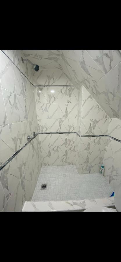Newly Renovated One Bedroom Shared Cheerful In The Heart Of Queens Habitación en casa particular Nueva York