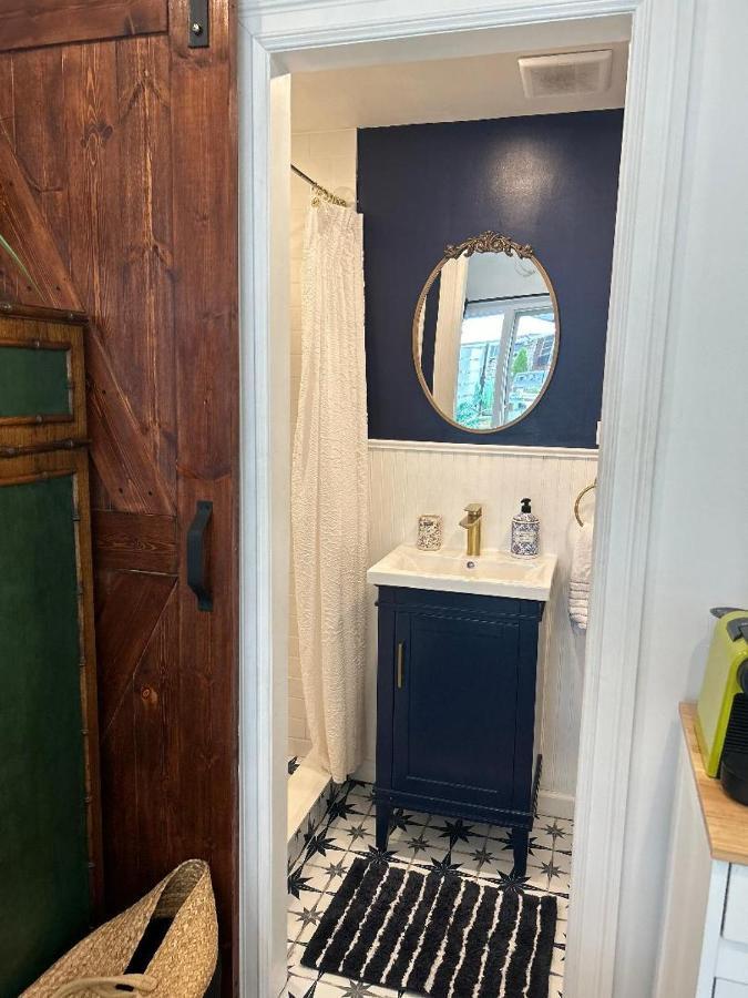 Adorable 1 Bedroom Appartement *