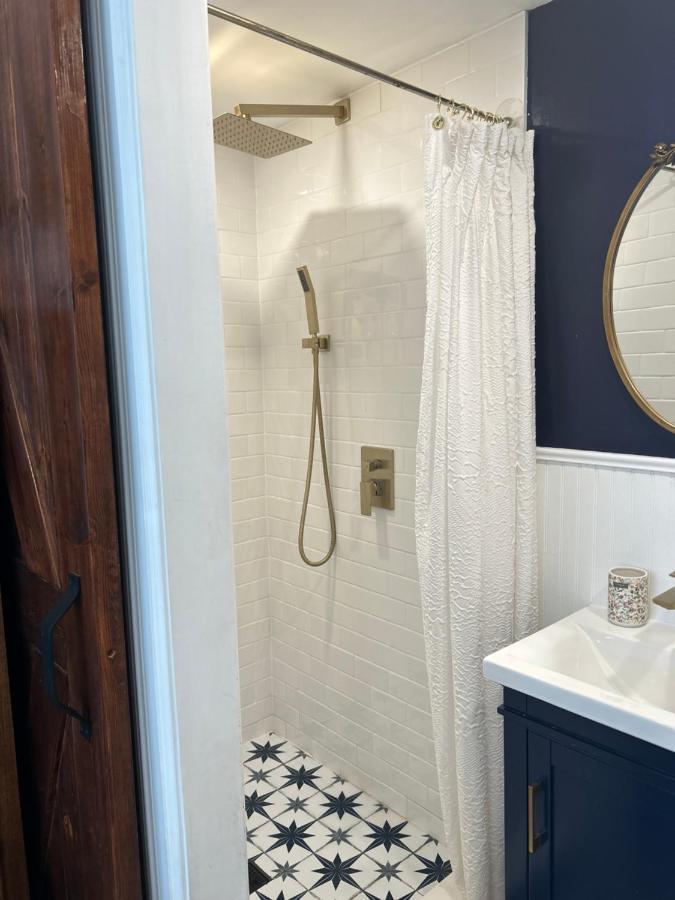Adorable 1 Bedroom Appartement *