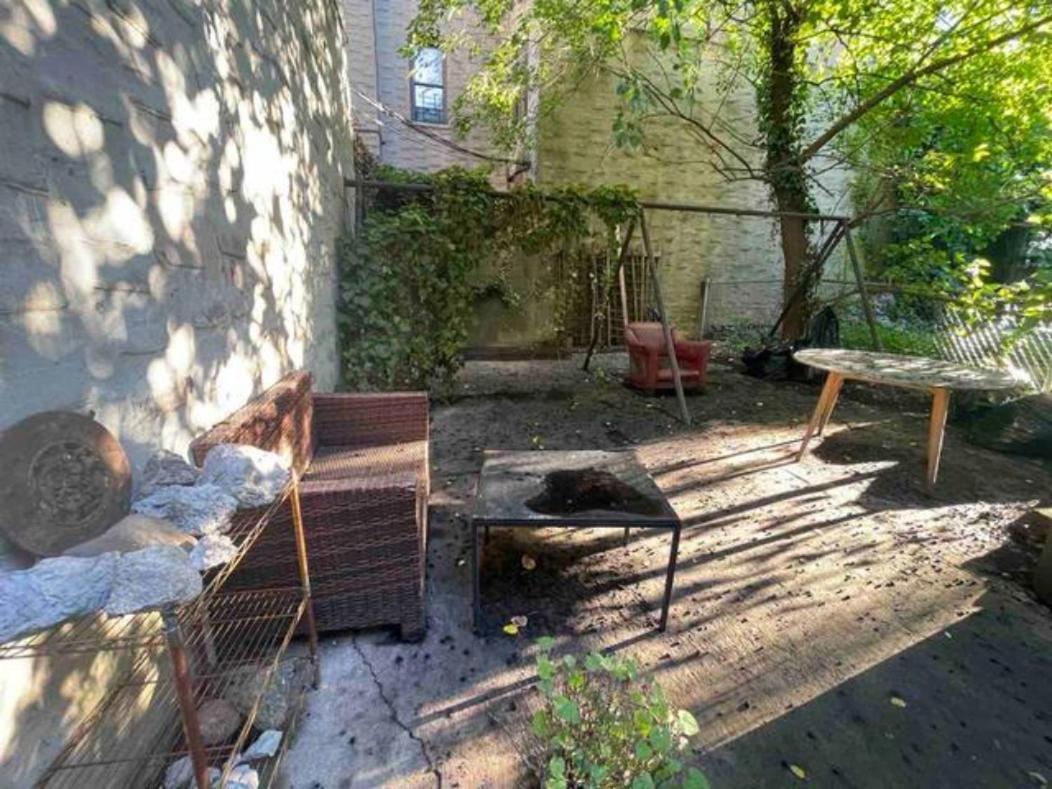Spacious Bedroom For 4 In Shared Townhouse+garden Privatunterkunft
