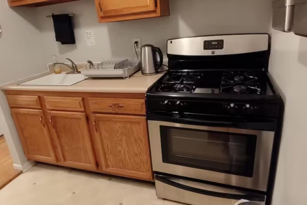 Private In 4 Bedroom Ground Near Subway * New York City