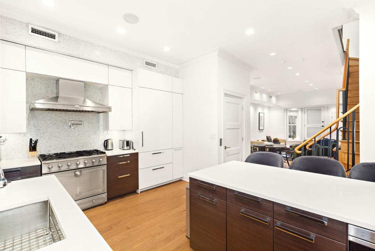 Luxurious 5 Bedroom Townhouse *