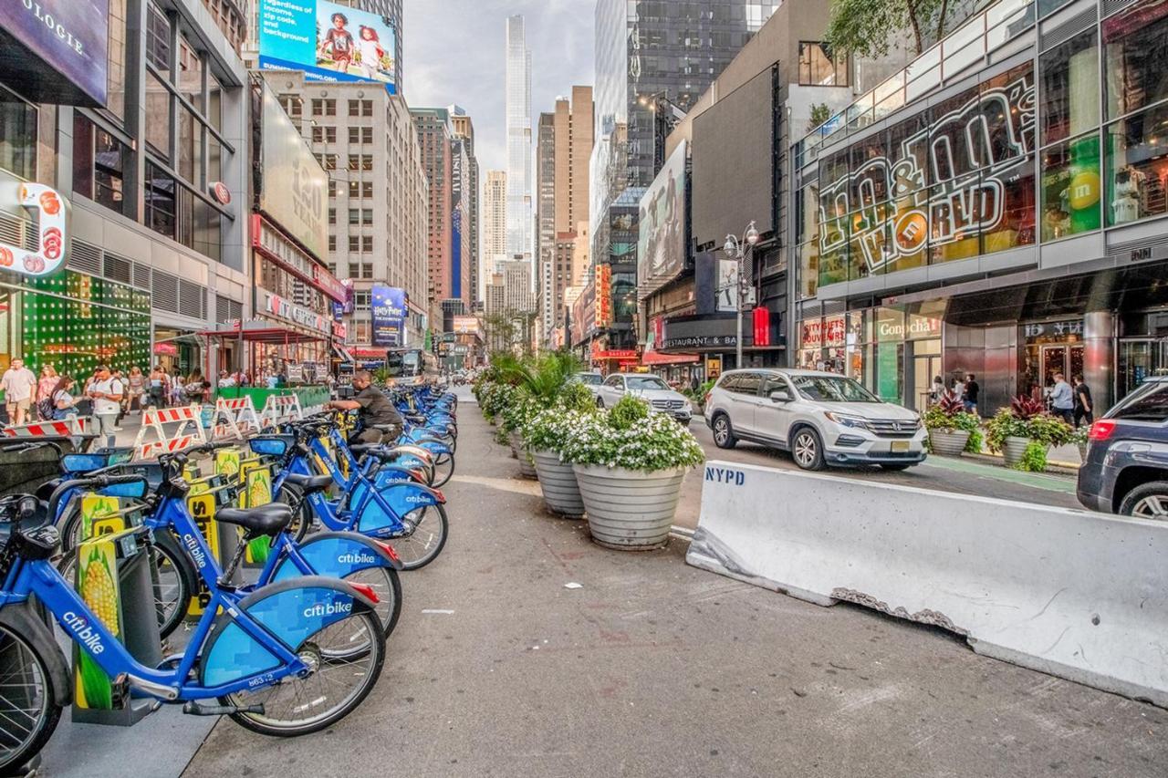 Midtown 1br W Water Views Indoor Pool Nyc-36