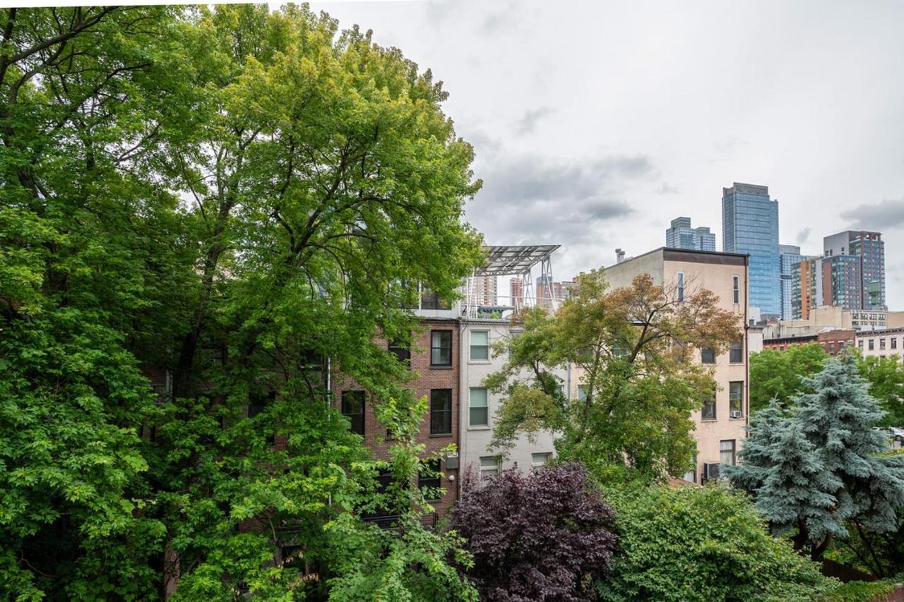 444-2e Modern 2br Hell's Kitchen Appartement