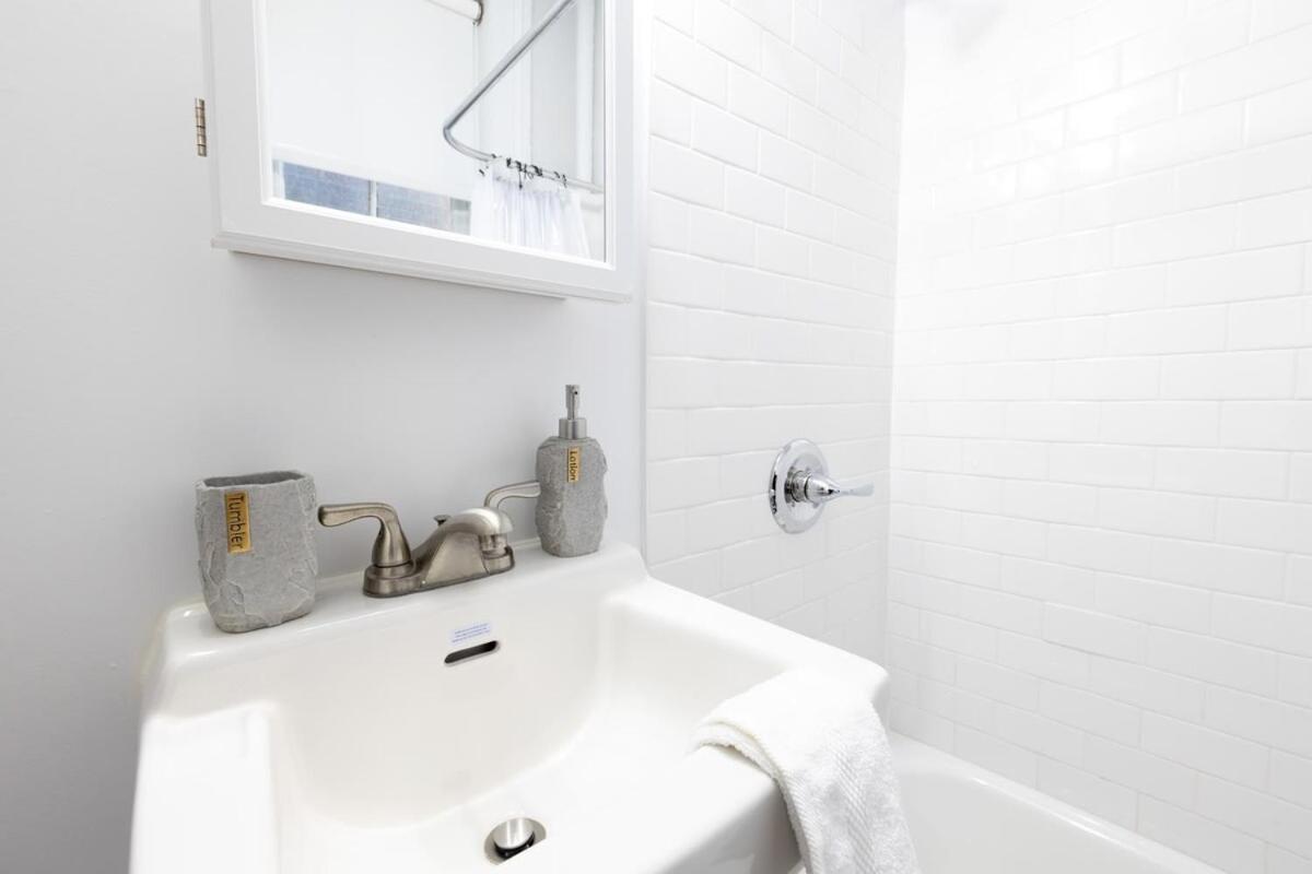 E10-1 Designer East Village Townhouse 1br Appartement *
