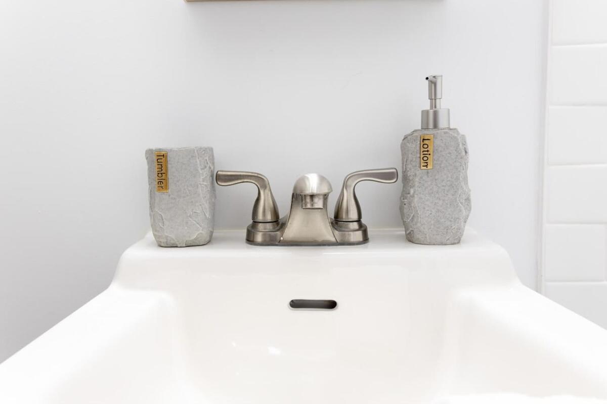 E10-1 Designer East Village Townhouse 1br Appartement