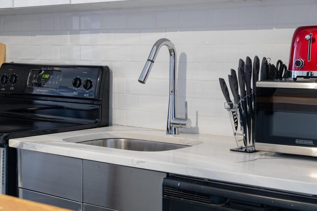 E10-1 Designer East Village Townhouse 1br Appartement *