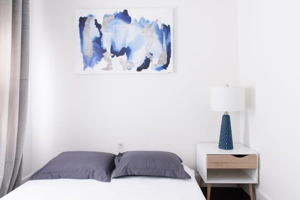 39-3 Newly Renovated 3 Bedroom Prime Midtown Sleeps 6 * New York