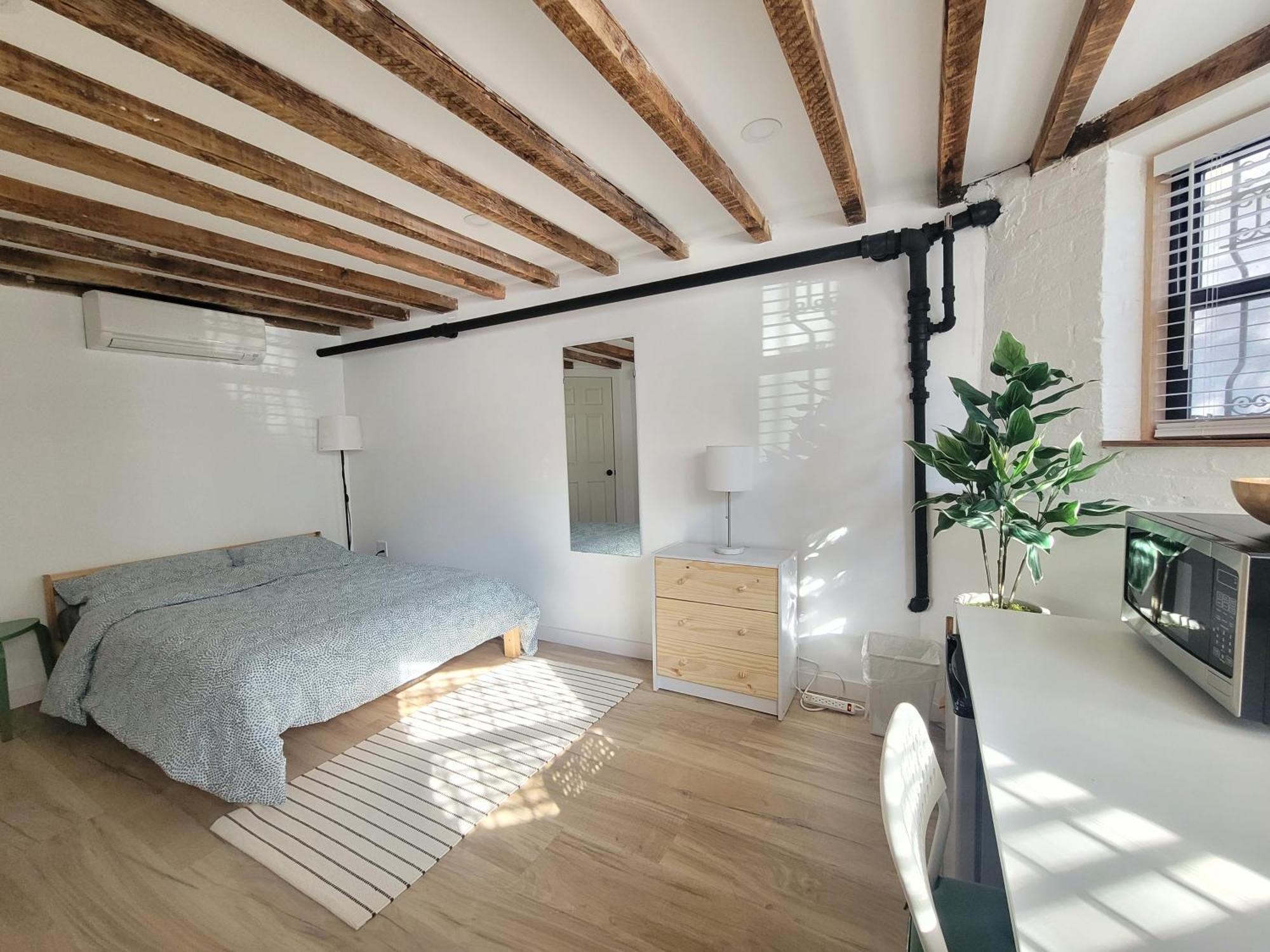 Cozy, Large And Fully Furnished - Near The L Train Séjour chez l'habitant *