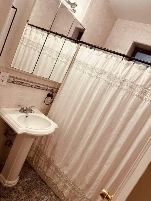Sunnyside One Bedroom Apt Appartement *