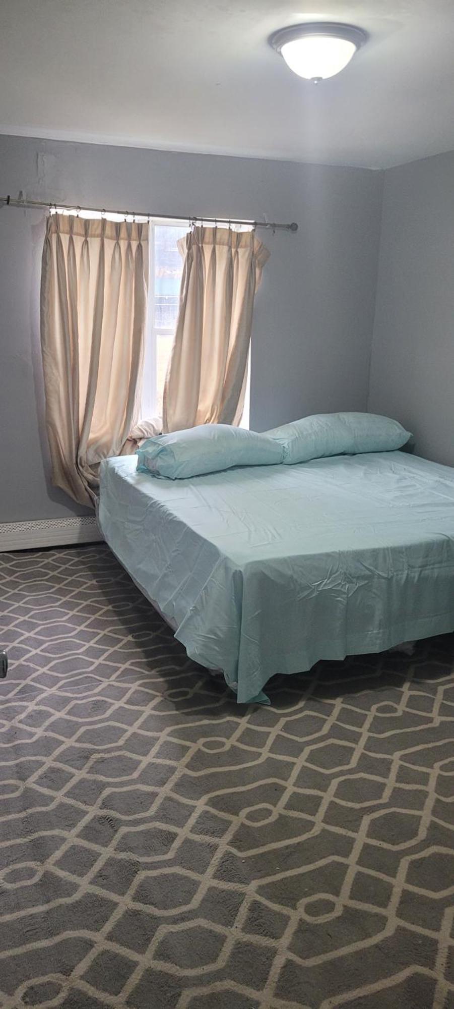 In A House With King Size Bed In A Landlord Hosted Three Bedroom Privatunterkunft